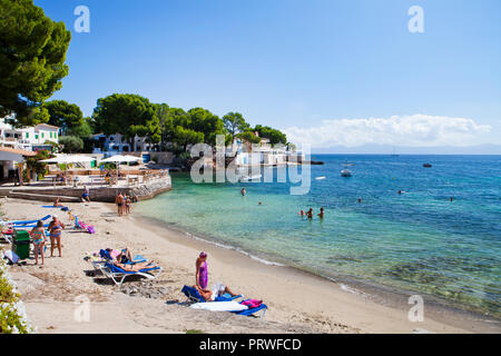 ALCUDIA, MALLORCA, SPANIEN - September 24rd, 2018: die Menschen kleine sandige Aucanada Beach in der Nähe von Port d'Alcudia. Stockfoto