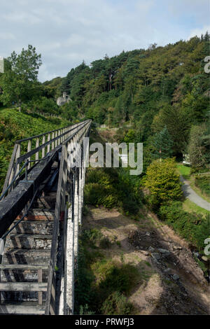 Motor Stab und Rod Viadukt von Laxey Wheel aufsteigend Glen Mooar, Laxey Isle of Man, mit Motor Haus im Hintergrund. Stockfoto