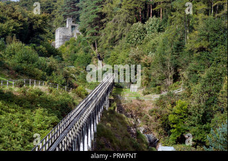 Motor Stab und Rod Viadukt von Laxey Wheel aufsteigend Glen Mooar, Laxey Isle of Man, mit Motor Haus im Hintergrund. Stockfoto