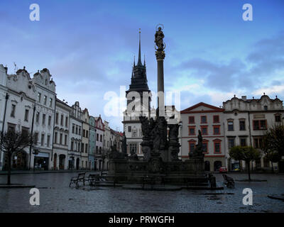 Pardubice, Ostböhmen, Tschechische Republik - der Altstädter Ring mit Rathaus, grüner Turm und barocken Häuserfassaden Stockfoto