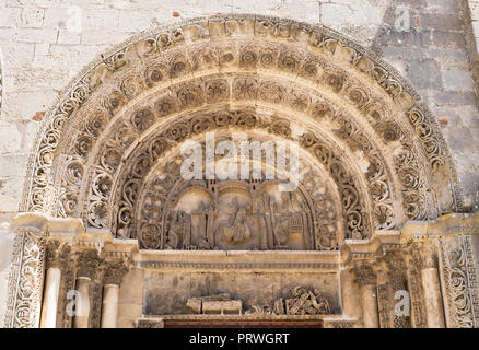 Tympanon über kleinere Tür, Collégiale Kirche von Saint-Lazare d'Avallon, in Avallon, Yonne, Burgund, Frankreich, Europa Stockfoto