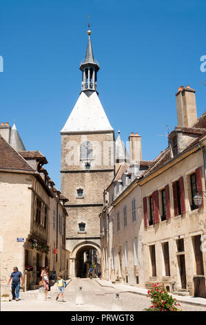 Menschen zu Fuß in der Nähe des Clock Tower und Gateway in Avallon, Yonne, Burgund, Frankreich, Europa Stockfoto