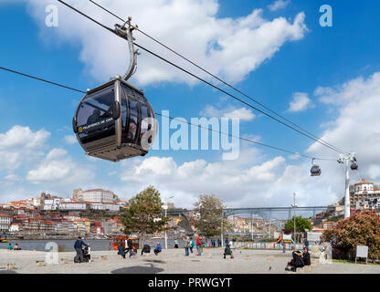 Die Teleferica de Gaia (Seilbahn) von der Avenida de Diogo Leite, Vila Nova de Gaia, Porto, Portugal Stockfoto