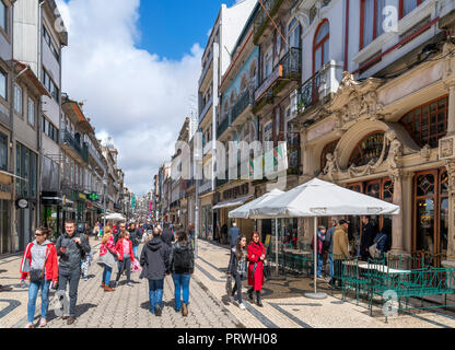 Geschäfte auf der Rua de Santa Catarina mit dem majestätischen Cafe rechts, Porto, Portugal Stockfoto