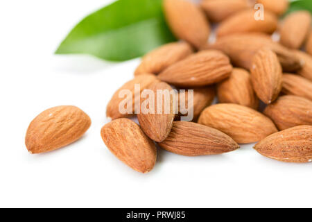 Haufen von Mandeln isoliert auf weißem Hintergrund Stockfoto