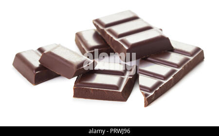 Nahaufnahme der gebrochene Schokolade auf weißem Hintergrund Stockfoto