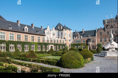 Gaasbeek, Flandern, Belgien - 14. September 2018: Südwesten Flügel und Eingang Tor und Turm von Schloss Gaasbeek mit grünem Garten vor, Licht Brow Stockfoto