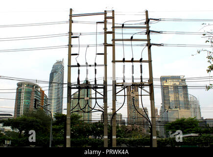 Wolkenkratzer und eine Menge Kabel in Bangkok (Krung Thep), Thailand, Asien. Stockfoto