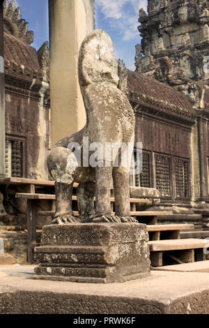 Antike Statue in Angkor Wat Tempel in Angkor, in der Nähe von Siem Reap, Kambodscha, Asien. Buddhistische Kloster aus dem 12. Jahrhundert. Stockfoto