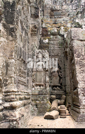 Wände der alten Angkor Thom Angkor Bayon Tempel in der Gegend, in der Nähe von Siem Reap, Kambodscha, Asien. Buddhistische Kloster aus dem 12. Jahrhundert. Stockfoto