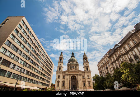 Die Innenstadt von Gebäuden und der St.-Stephans-Basilika, eine römisch-katholische Kathedrale in Budapest, Ungarn, Europa. Wahrzeichen der Östlichen europäischen Hauptstadt. Stockfoto