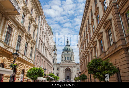 Altstadt Straße Gebäude und der St.-Stephans-Basilika, eine römisch-katholische Kathedrale in Budapest, Ungarn, Osteuropa. Stockfoto