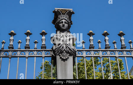 Detail der schönen Zaun des Ministeriums für Landwirtschaft (Ministerio de Agricultura) in Madrid, Spanien, Europa. Stockfoto