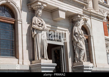 Eingang Statuen des Ministeriums für Landwirtschaft (Ministerio de Agricultura) in der Altstadt von Madrid, Spanien, Europa. Stockfoto