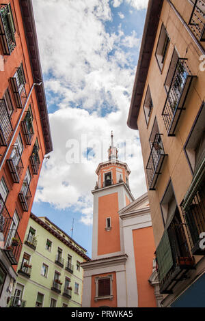 Gebäude und Details einer alten Kirche (Parroquia de San Lorenzo) im Stadtteil Lavapiés, in der Altstadt von Madrid, Spanien, Europa. Stockfoto