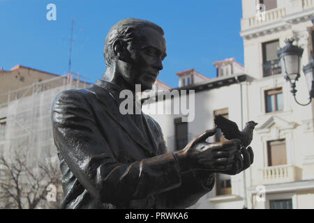 Statue des berühmten Dichters Federico García Lorca mit einer Taube auf Saint Anne Hauptplatz (Plaza de Santa Ana) in der Altstadt von Madrid, Spanien, Europa. Stockfoto