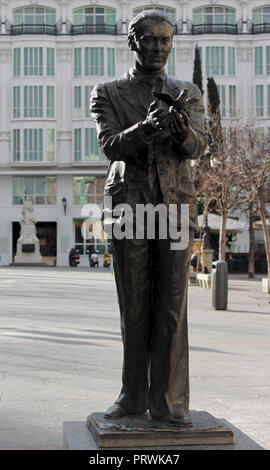 Statue des berühmten Dichters Federico García Lorca mit einer Taube auf Saint Anne Hauptplatz (Plaza de Santa Ana) in der Altstadt von Madrid, Spanien, Europa. Stockfoto