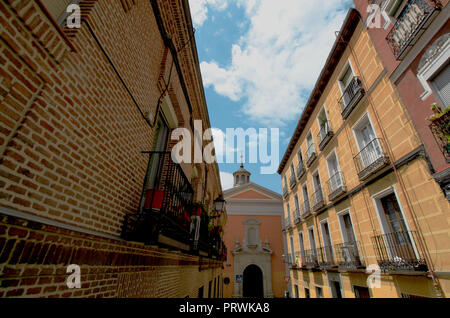 Gebäude und Details einer alten Kirche im Stadtteil Lavapiés, in der Altstadt von Madrid, Spanien, Europa Stockfoto