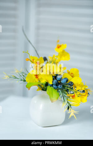 Stillleben mit Blumenstrauß aus Sommer Blumen im Korb Stockfoto