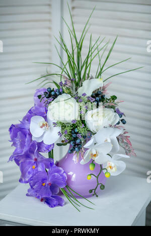 Stillleben mit Blumenstrauß aus Sommer Blumen im Korb Stockfoto