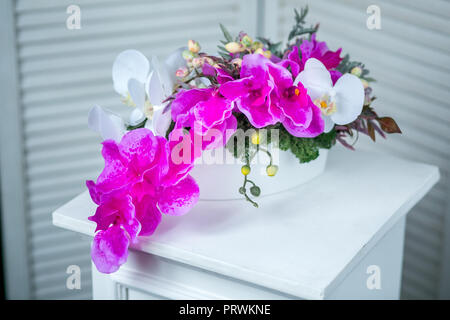 Stillleben mit Blumenstrauß aus Sommer Blumen im Korb Stockfoto