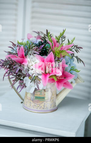 Stillleben mit Blumenstrauß aus Sommer Blumen im Korb Stockfoto