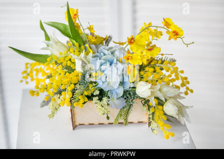 Stillleben mit Blumenstrauß aus Sommer Blumen im Korb Stockfoto