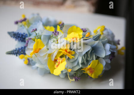 Stillleben mit Blumenstrauß aus Sommer Blumen im Korb Stockfoto