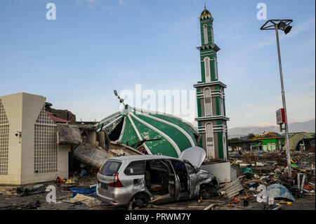 Palu, Indonesien. 4. Okt, 2018. Ruinen der Moschee Baiturrahman nach dem Erdbeben und Tsunami. Eine tödliche Erdbeben der Stärke 7.7 Ausmaß und der Tsunami Welle verursacht durch die Stadt von Palu und viel von der Gegend in Zentral-sulawesi zerstört hat. Nach Ansicht der Beamten, die Zahl der Todesopfer von verheerenden Erdbeben und Tsunami steigt auf 1.347, rund 800 Menschen in Krankenhäuser sind schwer verletzt und rund 62.000 Menschen in 24 Flüchtlingslagern rund um die Region vertrieben worden. Credit: Hariandi Hafid/SOPA Images/ZUMA Draht/Alamy leben Nachrichten Stockfoto