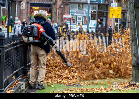 Belfast, Nordirland. 4. Okt 2018. UK Wetter: Arbeiter mit laubbläser Blätter vom Rasen auf dem Gelände der Belfast City Hall Kredit: Bonzo/Alamy Leben Nachrichten entfernen Stockfoto