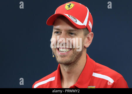 Stadt Suzuka, Japan. 4. Oktober 2018, Suzuka International Racing Course, Suzuka City, Japan; in Japan, Formel 1 Fahrer Ankünfte und Pressekonferenz; Scuderia Ferrari, Sebastian Vettel Quelle: Aktion Plus Sport Bilder/Alamy leben Nachrichten Stockfoto