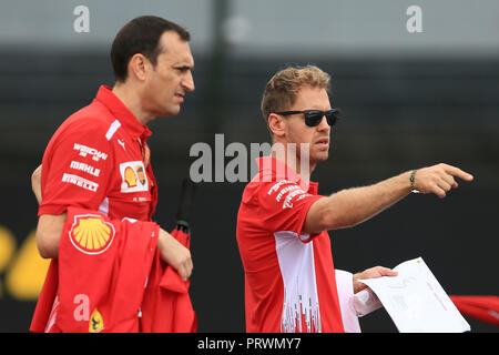 Stadt Suzuka, Japan. 4. Oktober 2018, Suzuka International Racing Course, Suzuka City, Japan; in Japan, Formel 1 Fahrer Ankünfte und Pressekonferenz; Scuderia Ferrari, Sebastian Vettel Quelle: Aktion Plus Sport Bilder/Alamy leben Nachrichten Stockfoto