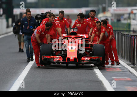 Stadt Suzuka, Japan. 4. Oktober 2018, Suzuka International Racing Course, Suzuka City, Japan; in Japan, Formel 1 Fahrer Ankünfte und Pressekonferenz; Scuderia Ferrari Team drückt Sebastian Vettel Auto zurück von der FIA garage Credit: Aktion Plus Sport Bilder/Alamy leben Nachrichten Stockfoto