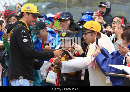 Stadt Suzuka, Japan. 4. Oktober 2018, Suzuka International Racing Course, Suzuka City, Japan; in Japan, Formel 1 Fahrer Ankünfte und Pressekonferenz; Renault Sport F1-Team, Carlos Sainz mit Fans Credit: Aktion Plus Sport Bilder/Alamy leben Nachrichten Stockfoto