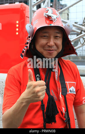 Stadt Suzuka, Japan. 4. Oktober 2018, Suzuka International Racing Course, Suzuka City, Japan; in Japan, Formel 1 Fahrer Ankünfte und Pressekonferenz; Japanische Ferrari Formel 1-Fans Quelle: Aktion Plus Sport Bilder/Alamy leben Nachrichten Stockfoto