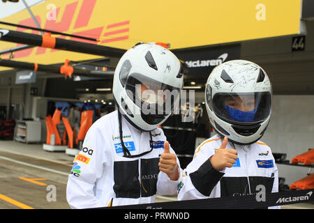 Stadt Suzuka, Japan. 4. Oktober 2018, Suzuka International Racing Course, Suzuka City, Japan; in Japan, Formel 1 Fahrer Ankünfte und Pressekonferenz; Japanische McLaren Formel 1 Fans Credit: Aktion Plus Sport Bilder/Alamy leben Nachrichten Stockfoto