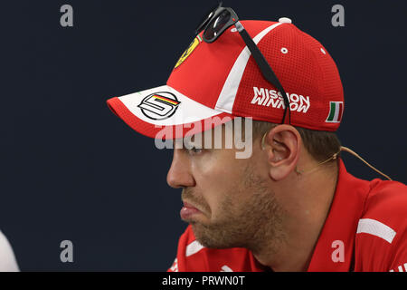 Stadt Suzuka, Japan. 4. Oktober 2018, Suzuka International Racing Course, Suzuka City, Japan; in Japan, Formel 1 Fahrer Ankünfte und Pressekonferenz; Scuderia Ferrari, Sebastian Vettel Quelle: Aktion Plus Sport Bilder/Alamy leben Nachrichten Stockfoto