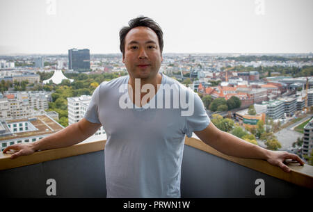 04 Oktober 2018, Berlin: Shu, Chief Executive Officer (CEO) der Deliveroo, steht auf einer Dachterrasse am Potsdamer Platz. Die britische online Delivery Service Deliveroo versorgt seine Kunden mit Gerichten aus verschiedenen Partner Restaurants. 2013 gegründet, betreibt Deliveroo jetzt auch in den Niederlanden, Frankreich, Deutschland, Belgien, Irland, Spanien, Italien, Australien, Singapur, Dubai und Hong Kong. Foto: Jens Büttner/dpa-Zentralbild/dpa Stockfoto