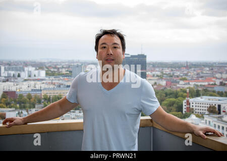 04 Oktober 2018, Berlin: Shu, Chief Executive Officer (CEO) der Deliveroo, steht auf einer Dachterrasse am Potsdamer Platz. Die britische online Delivery Service Deliveroo versorgt seine Kunden mit Gerichten aus verschiedenen Partner Restaurants. 2013 gegründet, betreibt Deliveroo jetzt auch in den Niederlanden, Frankreich, Deutschland, Belgien, Irland, Spanien, Italien, Australien, Singapur, Dubai und Hong Kong. Foto: Jens Büttner/dpa-Zentralbild/dpa Stockfoto