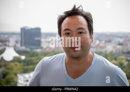 04 Oktober 2018, Berlin: Shu, Chief Executive Officer (CEO) der Deliveroo, steht auf einer Dachterrasse am Potsdamer Platz. Die britische online Delivery Service Deliveroo versorgt seine Kunden mit Gerichten aus verschiedenen Partner Restaurants. 2013 gegründet, betreibt Deliveroo jetzt auch in den Niederlanden, Frankreich, Deutschland, Belgien, Irland, Spanien, Italien, Australien, Singapur, Dubai und Hong Kong. Foto: Jens Büttner/dpa-Zentralbild/dpa Stockfoto