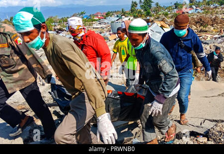 Palu, Sulawesi, Indonesien. 4. Okt, 2018. PALU, Indonesien - 04 Oktober, 2018: Das ehrenamtliche Team evakuiert die Opfer, die durch die Erdbeben der Stärke 7.4 gestorben - an Balaroa Dorf am Oktober 04, 2018 im Süden von Palu, zentrale Sulawei. Hunderte von Bewohnern in Petobo Dorf, das von der Erde verschluckt, die Hunderte von Menschen vermisst gemeldet werden. Credit: Sijori Images/ZUMA Draht/Alamy leben Nachrichten Stockfoto