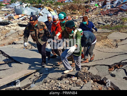 Palu, Sulawesi, Indonesien. 4. Okt, 2018. PALU, Indonesien - 04 Oktober, 2018: Das ehrenamtliche Team evakuiert die Opfer, die durch die Erdbeben der Stärke 7.4 gestorben - an Balaroa Dorf am Oktober 04, 2018 im Süden von Palu, zentrale Sulawei. Hunderte von Bewohnern in Petobo Dorf, das von der Erde verschluckt, die Hunderte von Menschen vermisst gemeldet werden. Credit: Sijori Images/ZUMA Draht/Alamy leben Nachrichten Stockfoto