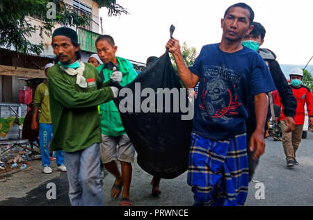 Palu, Sulawesi, Indonesien. 4. Okt, 2018. PALU, Indonesien - 04 Oktober, 2018: Das ehrenamtliche Team evakuiert die Opfer, die durch die Erdbeben der Stärke 7.4 gestorben - an Balaroa Dorf am Oktober 04, 2018 im Süden von Palu, zentrale Sulawei. Hunderte von Bewohnern in Petobo Dorf, das von der Erde verschluckt, die Hunderte von Menschen vermisst gemeldet werden. Credit: Sijori Images/ZUMA Draht/Alamy leben Nachrichten Stockfoto