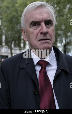 London, Greater London, UK. 5. Okt, 2018. John McDonnell, Arbeit Mitglied des Parlaments während der Vorführung gesehen. Wetherspoons, TGI Fridays, und McDonald's Mitarbeiter Rallye in London, bessere Arbeitsbedingungen und eine angemessene Bezahlung in der Hotellerie zu verlangen. Quelle: Andres Pantoja/SOPA Images/ZUMA Draht/Alamy leben Nachrichten Stockfoto