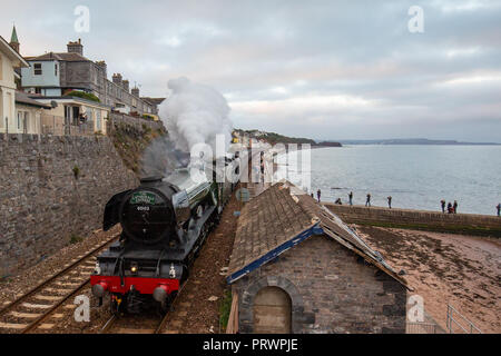 Dawlish, Devon, Großbritannien. 4. Okt 2018. Die legendären Dampfzug Flying Scotsman über Exmouth in Devon heute Abend. 04.10.18 Fotografie von Roy Riley Credit: Roy Riley/Alamy leben Nachrichten Stockfoto