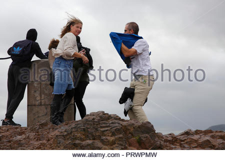 Edinburgh, Vereinigtes Königreich, 4. Oktober 2018. Starke Winde, die sich auf dem Gipfel des Arthur's Seat, Holyrood Park. Quelle: Craig Brown/Alamy Leben Nachrichten. Stockfoto