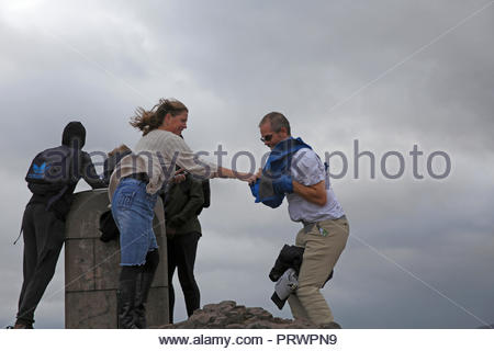 Edinburgh, Vereinigtes Königreich, 4. Oktober 2018. Starke Winde, die sich auf dem Gipfel des Arthur's Seat, Holyrood Park. Quelle: Craig Brown/Alamy Leben Nachrichten. Stockfoto