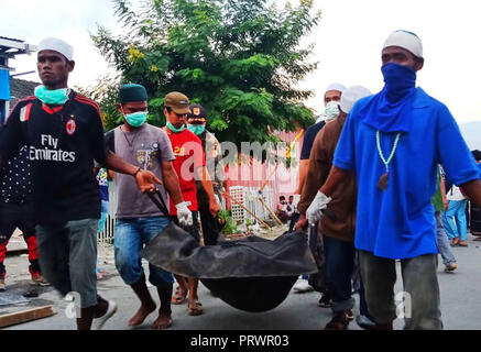 Palu, Sulawesi, Indonesien. 4. Okt, 2018. Das ehrenamtliche Team der Opfer, die durch die 7,4 starb evakuiert - Erdbeben bei Balaroa Dorf am Oktober 04, 2018 im Süden von Palu, zentrale Sulawei. Hunderte von Bewohnern in Petobo Dorf, das von der Erde verschluckt, die Hunderte von Menschen vermisst gemeldet werden. Credit: Sijori Images/ZUMA Draht/Alamy leben Nachrichten Stockfoto