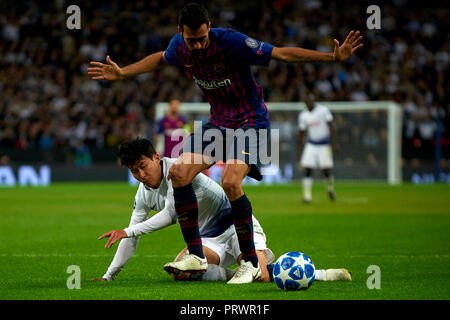 London, Großbritannien. 3. Okt 2018. Sergio Busquets von Barcelona und Heung-Min Sohn von Tottenham Kampf um den Ball während der Gruppe B Spiel der UEFA Champions League zwischen Tottenham Hotspurs und FC Barcelona im Wembley Stadion am Oktober 03, 2018 in London, England. Credit: José Bretón/Alamy leben Nachrichten Stockfoto