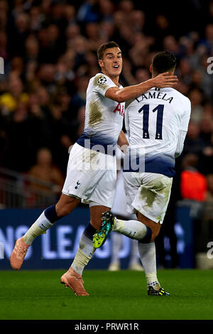 London, Großbritannien. 3. Okt 2018. Erik Lamela von Tottenham feiert nach seinem Seiten erstes Ziel whit Harry Winks zählen während der Gruppe B Spiel der UEFA Champions League zwischen Tottenham Hotspurs und FC Barcelona im Wembley Stadion am Oktober 03, 2018 in London, England. Credit: José Bretón/Alamy leben Nachrichten Stockfoto